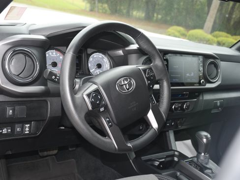 Used 2022 Toyota Tacoma TRD Sport w/ Technology Package image 8