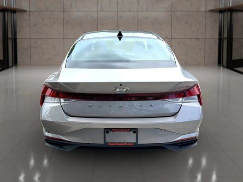 Used 2023 Hyundai Elantra SE FWD image 4