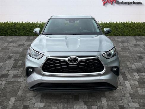 Used 2023 Toyota Highlander LE FWD image 5