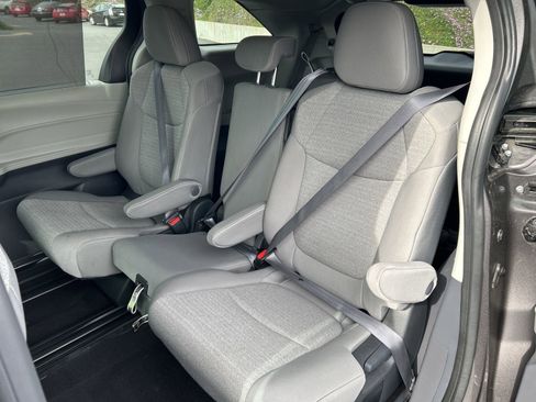 Used 2024 Toyota Sienna LE image 5