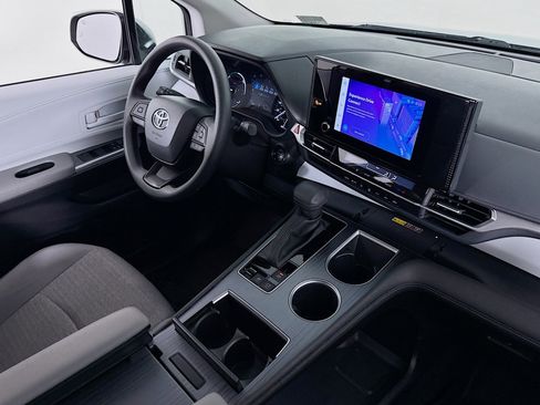Used 2025 Toyota Sienna LE FWD image 17
