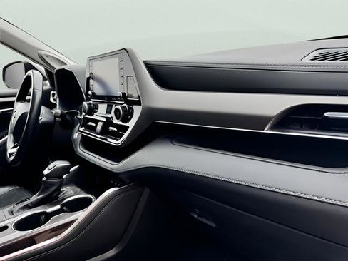 Used 2021 Toyota Highlander Limited image 14