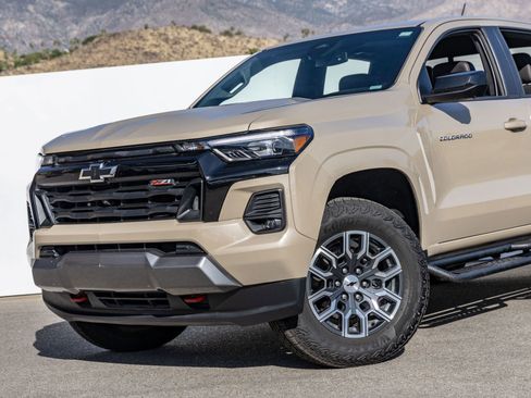 Used 2023 Chevrolet Colorado Z71 w/ Z71 Convenience Package 2 AWD/4WD image 2
