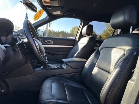 Used 2016 Ford Explorer XLT w/ Equipment Group 202A image 10