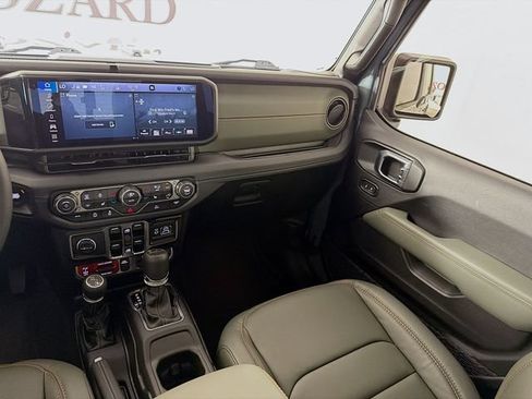 Used 2025 Jeep Gladiator Mojave w/ Convenience Group AWD/4WD image 27