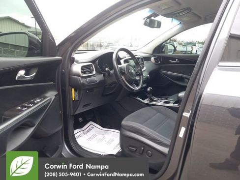 Used 2017 Kia Sorento LX w/ LX Convenience Package image 9