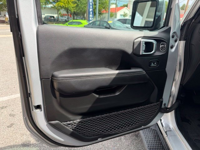Used 2023 Jeep Wrangler Unlimited Sahara w/ Cold Weather Group AWD/4WD image 8