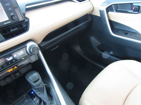 Used 2022 Toyota RAV4 LE image 24