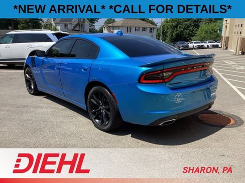Used 2018 Dodge Charger SXT w/ Blacktop Package RWD image 5