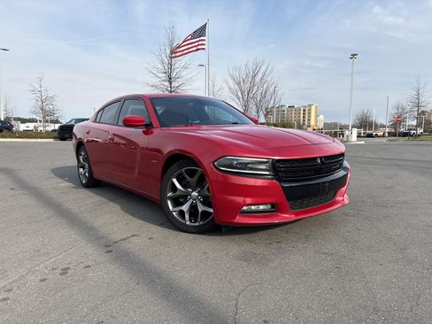 Used 2016 Dodge Charger R/T w/ Navigation & Travel Group image 2