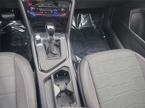 Certified 2025 Volkswagen Taos SE image 23