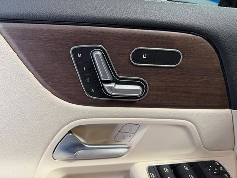 Used 2021 Mercedes-Benz GLA 250 4MATIC w/ Premium Package image 12