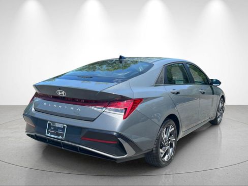 Used 2025 Hyundai Elantra SEL FWD image 5