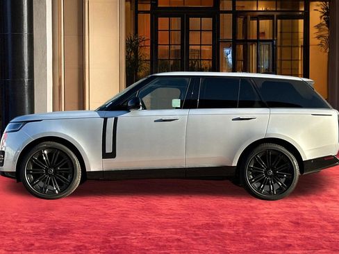 Used 2025 Land Rover Range Rover SE AWD/4WD image 2