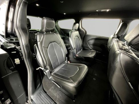 Used 2025 Chrysler Pacifica Select FWD image 25
