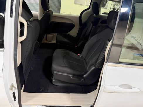 Used 2020 Chrysler Voyager LX FWD image 25