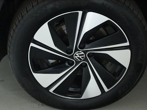 Certified 2025 Volkswagen Taos SE w/ Panoramic Sunroof Package image 38