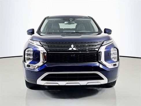 Used 2023 Mitsubishi Outlander SE image 2