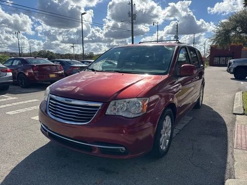 Used 2016 Chrysler Town & Country Touring image 4