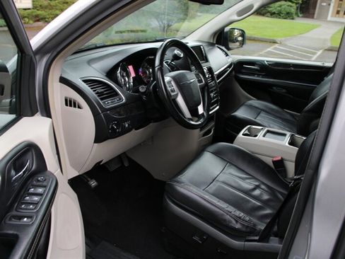 Used 2014 Chrysler Town & Country Touring image 5