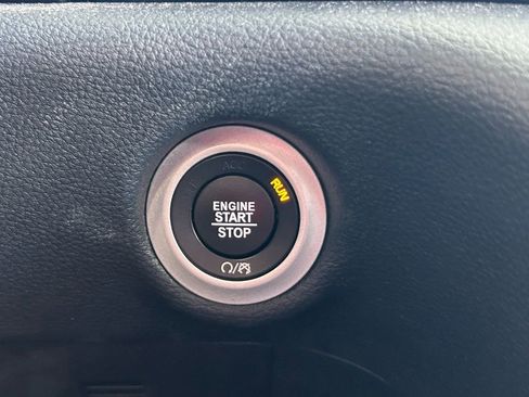 Used 2025 Chrysler Pacifica Limited image 53