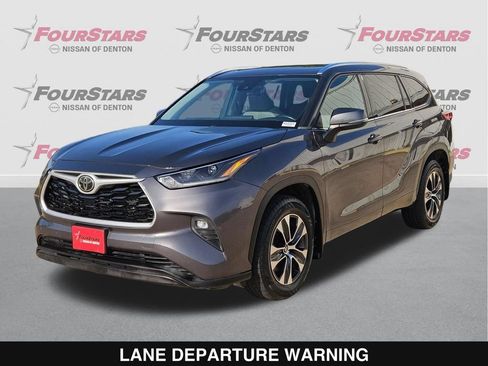 Used 2021 Toyota Highlander XLE AWD/4WD image 8