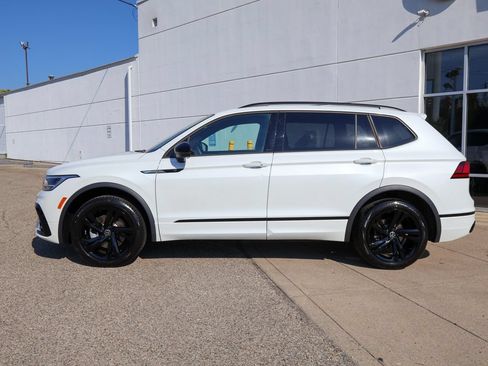 Used 2024 Volkswagen Tiguan SE R-Line AWD/4WD image 2