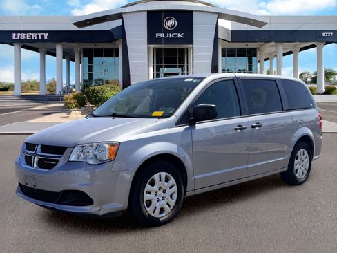Used 2019 Dodge Grand Caravan SE w/ UConnect Hands-Free Group FWD image 2