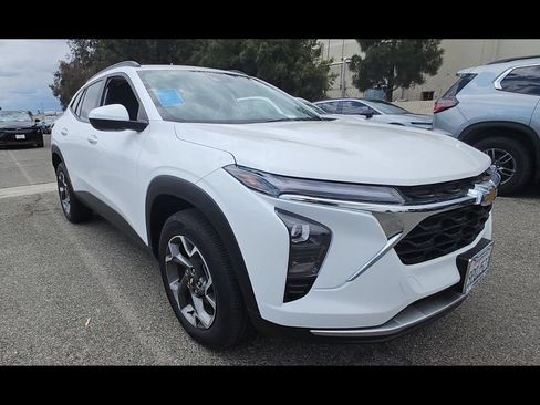 Used 2025 Chevrolet Trax LT FWD image 2