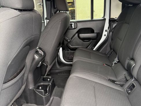 Used 2022 Jeep Gladiator Sport AWD/4WD image 9