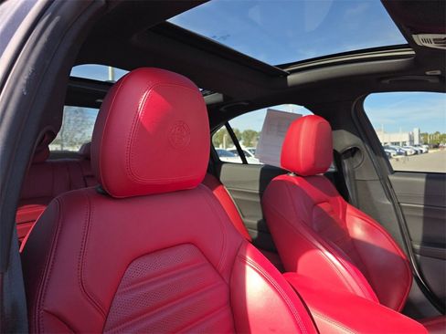 Used 2022 Alfa Romeo Giulia Veloce image 11