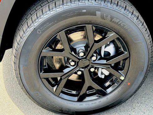 New 2026 Jeep Grand Cherokee Altitude image 17