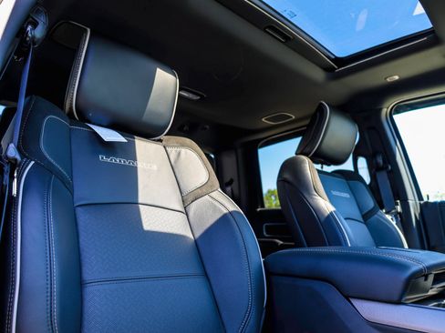New 2026 RAM 2500 Laramie AWD/4WD image 18