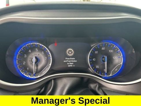 Used 2023 Chrysler Pacifica Touring-L FWD image 14