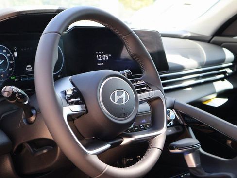 New 2025 Hyundai Elantra Limited image 25