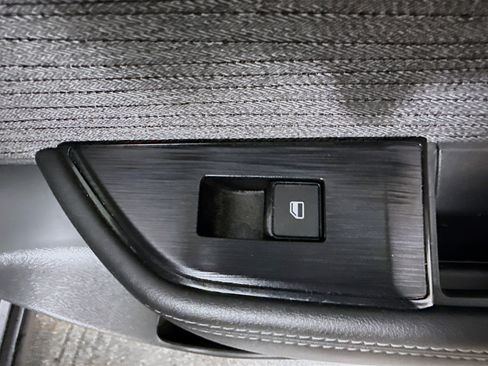 Used 2023 Nissan Rogue SV image 31