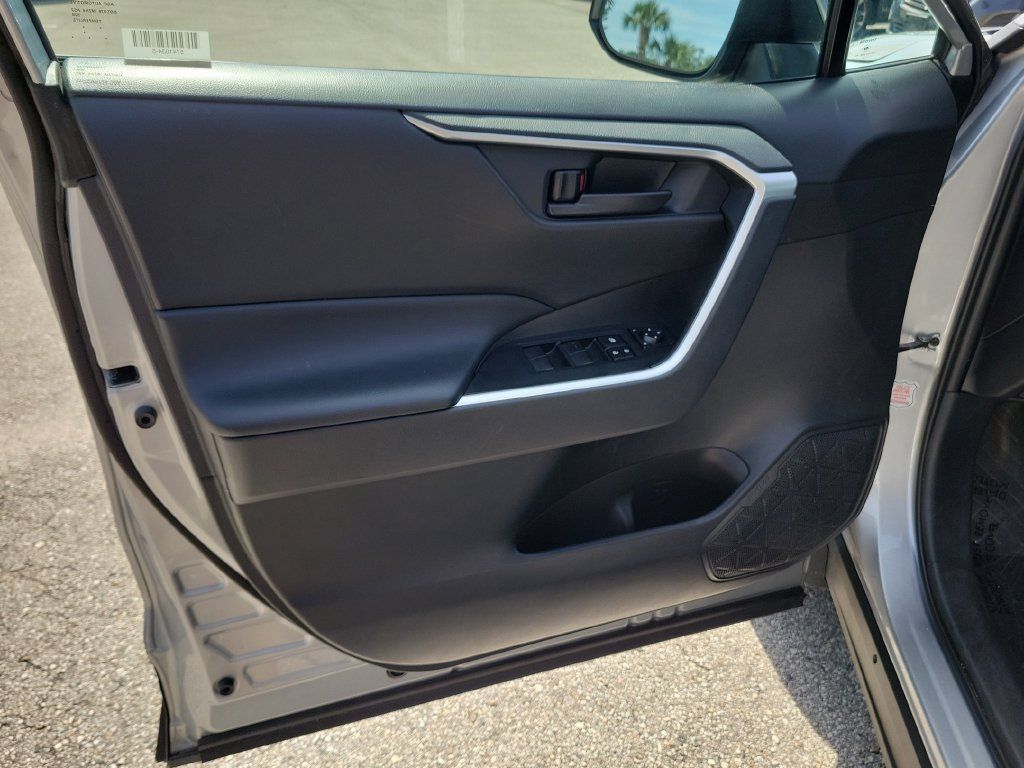 Used 2025 Toyota RAV4 LE AWD/4WD image 22