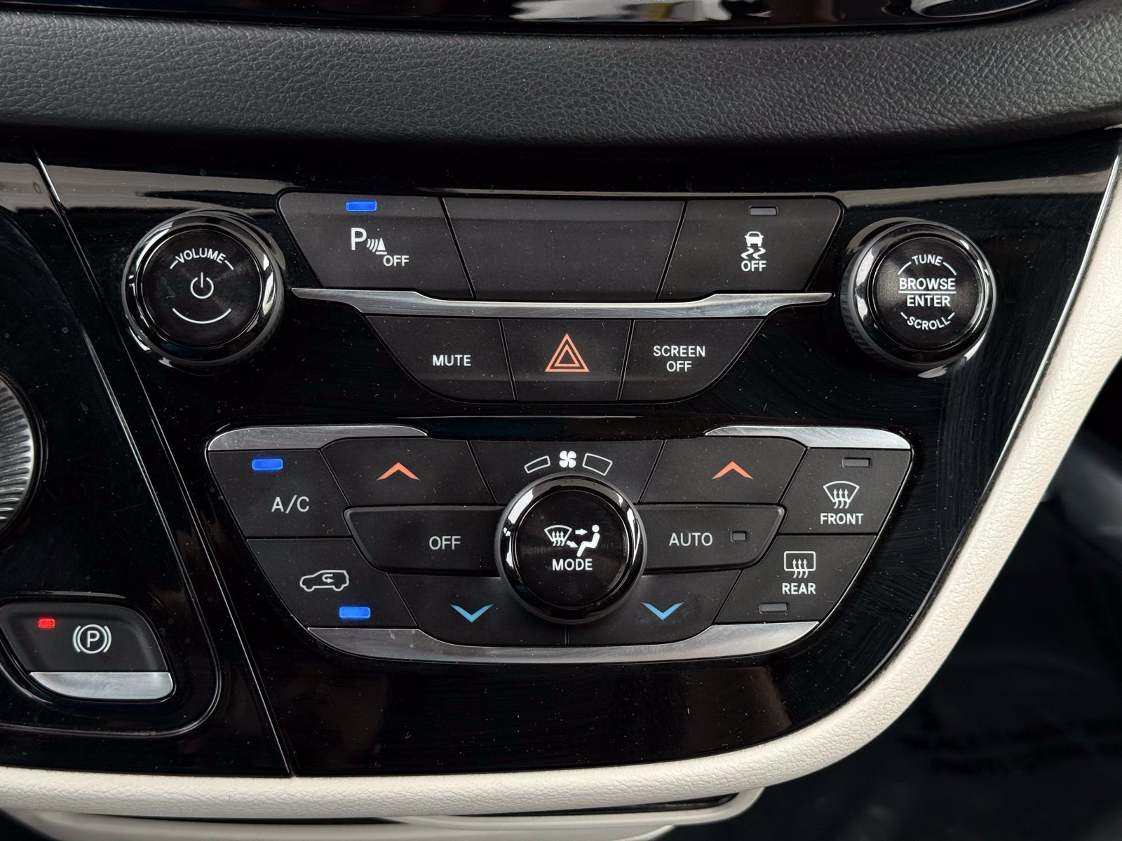 Used 2018 Chrysler Pacifica Touring Plus FWD image 46