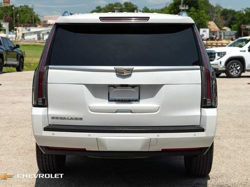 Used 2017 Cadillac Escalade Premium Luxury RWD image 8