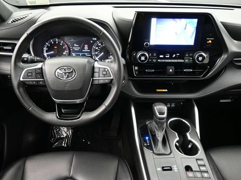 Used 2023 Toyota Highlander XSE FWD image 5