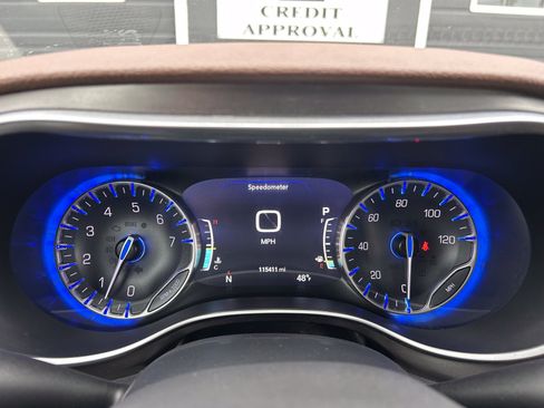 Used 2017 Chrysler Pacifica Limited w/ Advanced Safetytec Group FWD image 10