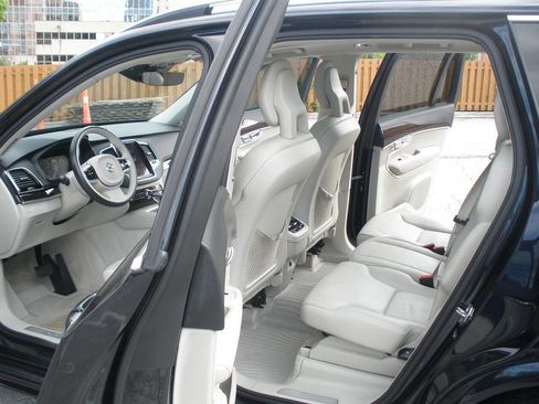 Used 2016 Volvo XC90 T6 Momentum w/ Momentum Plus Package AWD/4WD image 22