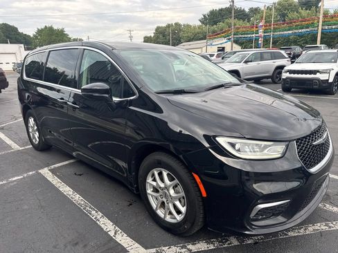 Used 2024 Chrysler Pacifica Touring-L FWD image 2
