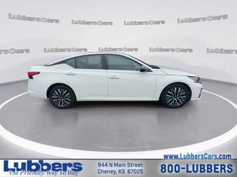 Used 2025 Nissan Altima 2.5 SV FWD image 9