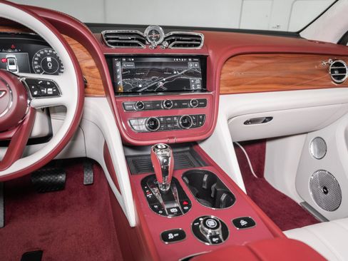 Used 2025 Bentley Bentayga image 34