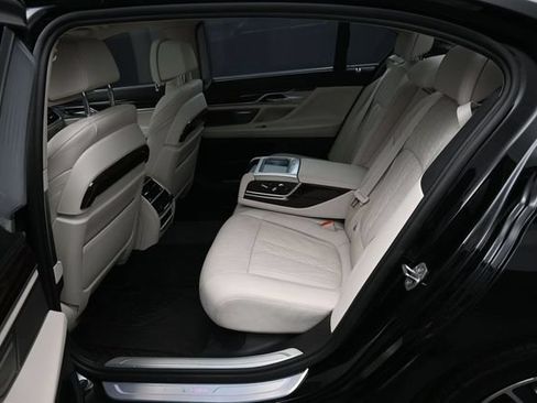 Used 2022 BMW 750i xDrive w/ Luxury Rear Seating Package AWD/4WD image 34