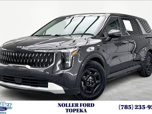 Used 2025 Kia Carnival image 1