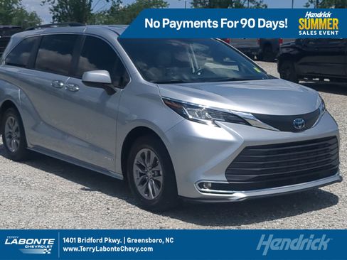 Used 2021 Toyota Sienna XLE FWD image 1