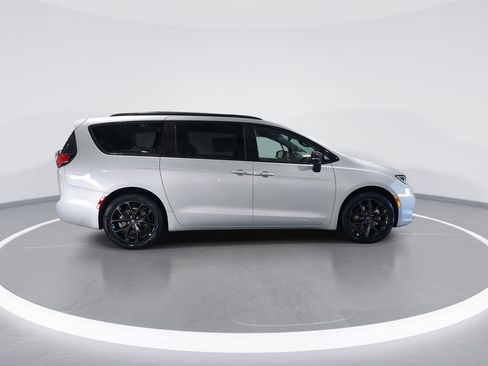 New 2026 Chrysler Pacifica Limited w/ S Appearance Package image 9