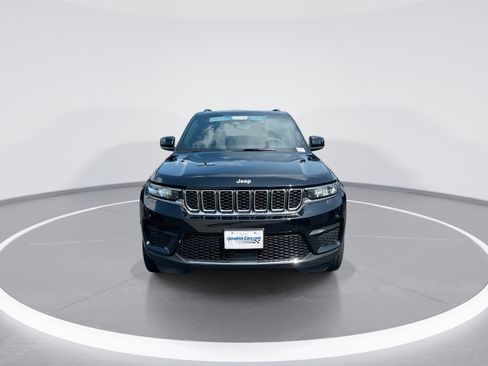 Used 2024 Jeep Grand Cherokee Laredo w/ Luxury Tech Group I AWD/4WD image 3